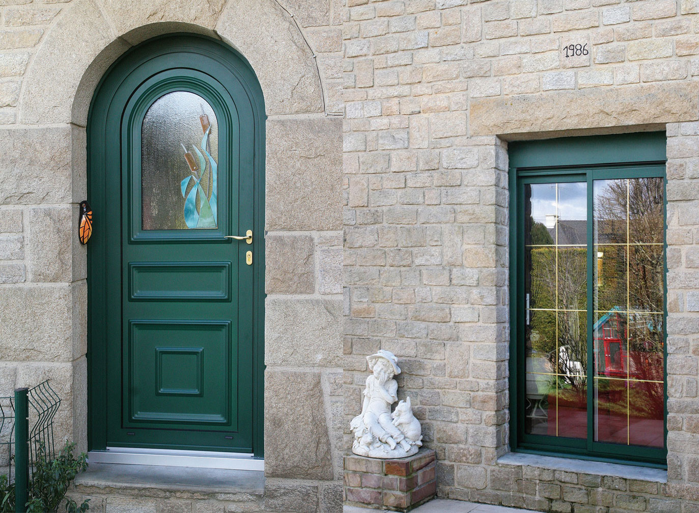 Porte d'entrée sur mesure et fenêtre à croisillons en laiton doré