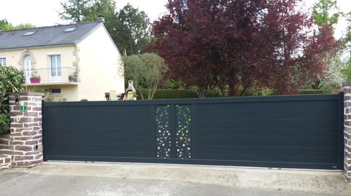 portail cadiou posé à chartres de bretagne