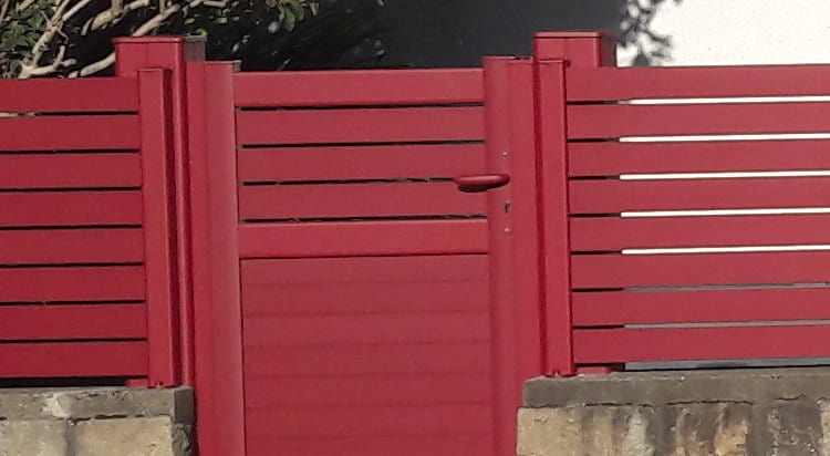 cloture alu fixation poteau