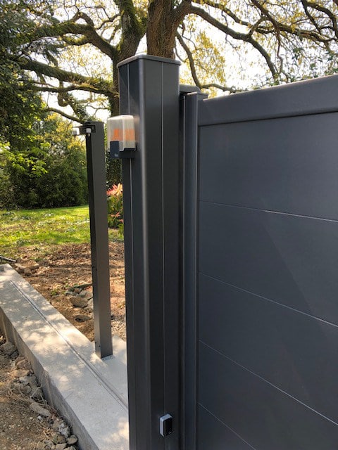 bain-bretagne pose portail alu kostum