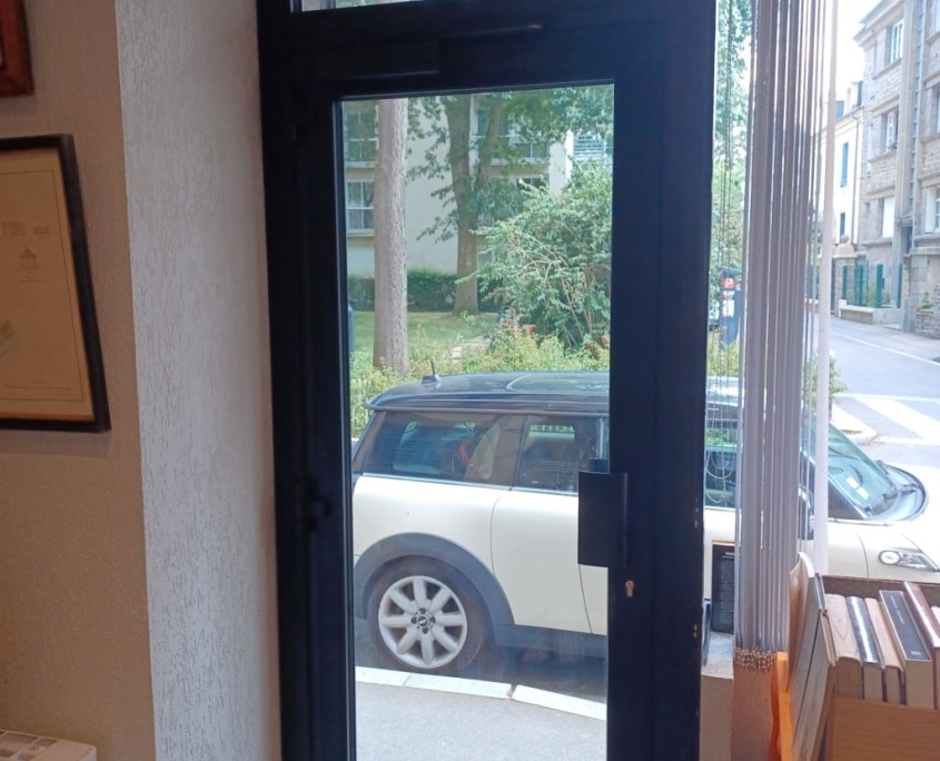 Porte commerce à Saint-Grégoire