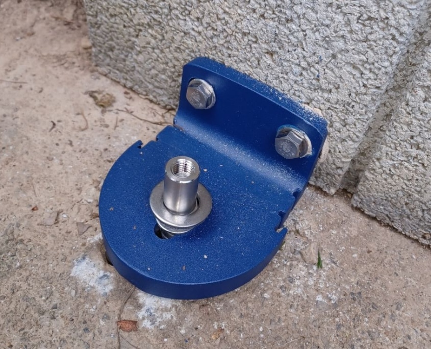 bruz portail alu fixation